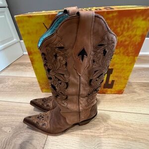 Corral brown cowgirl boots! Beautiful design and teal inside! Womens 8.5